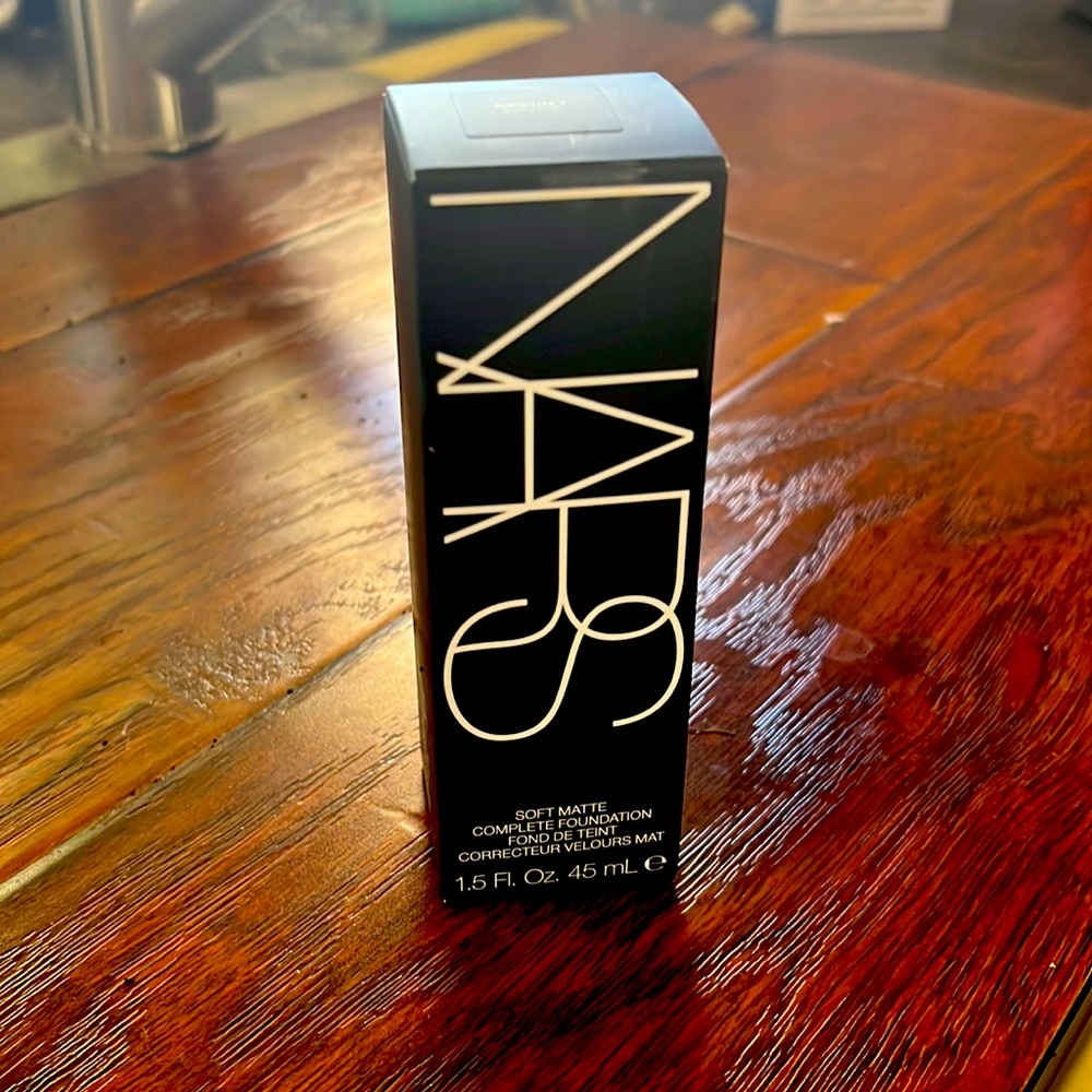 NARS soft matte complete foundation..